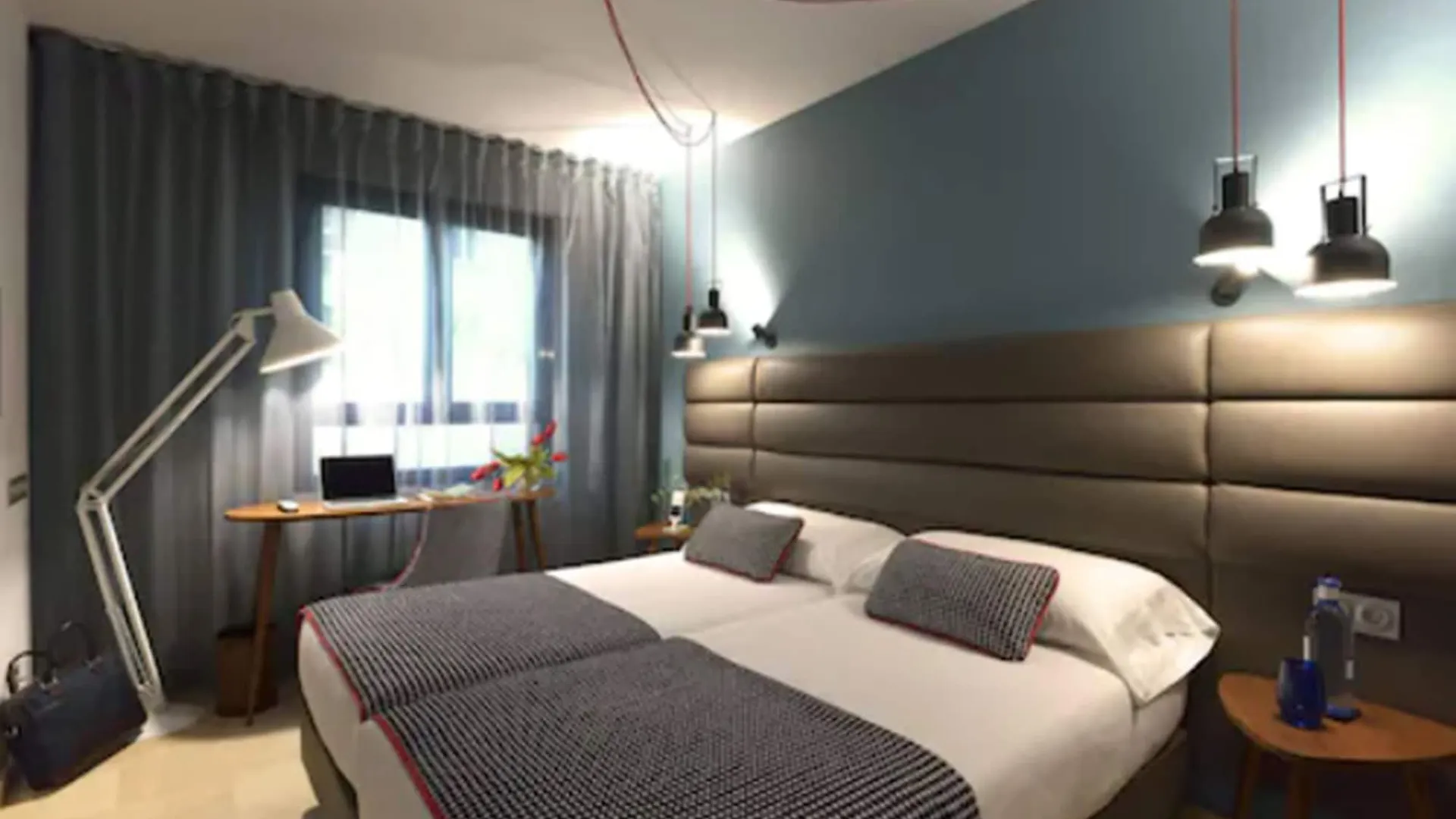 Hotel Pamplona Plaza contacts